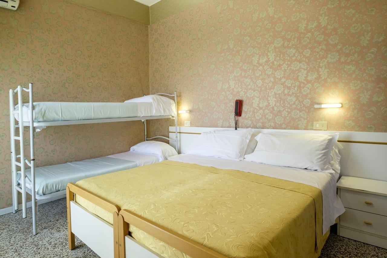 Hotel Giumer Rimini Exterior photo