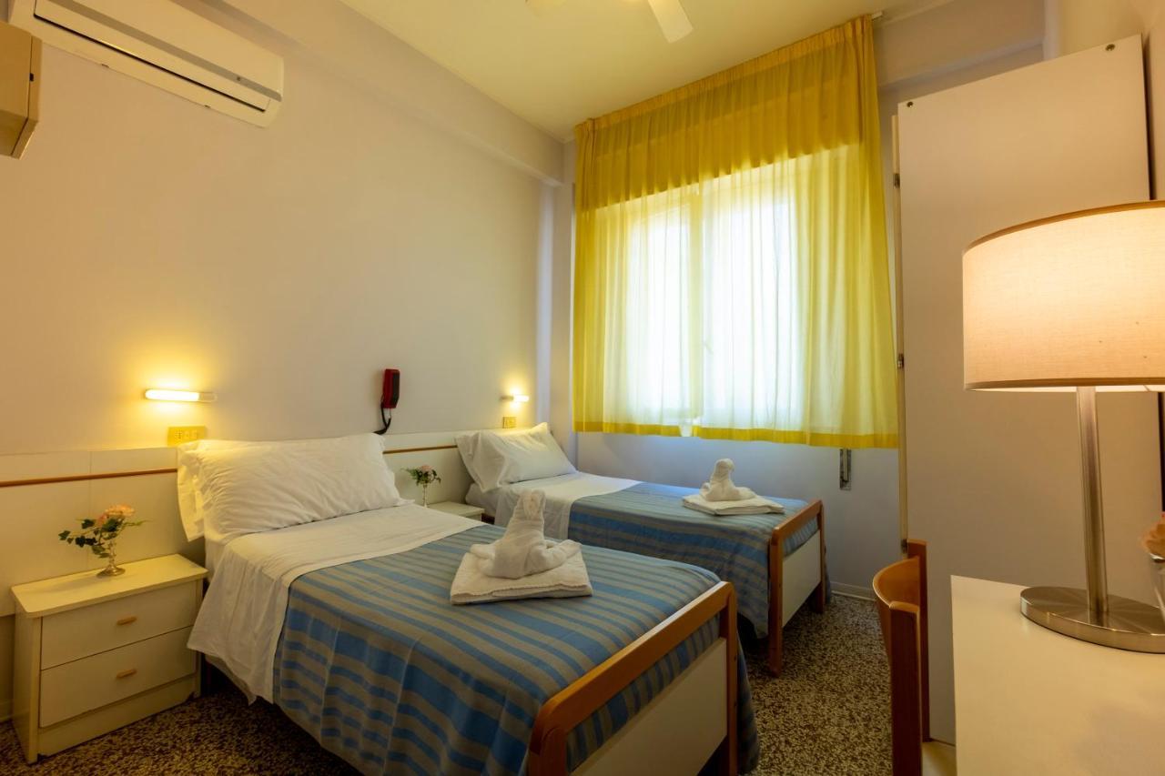 Hotel Giumer Rimini Exterior photo