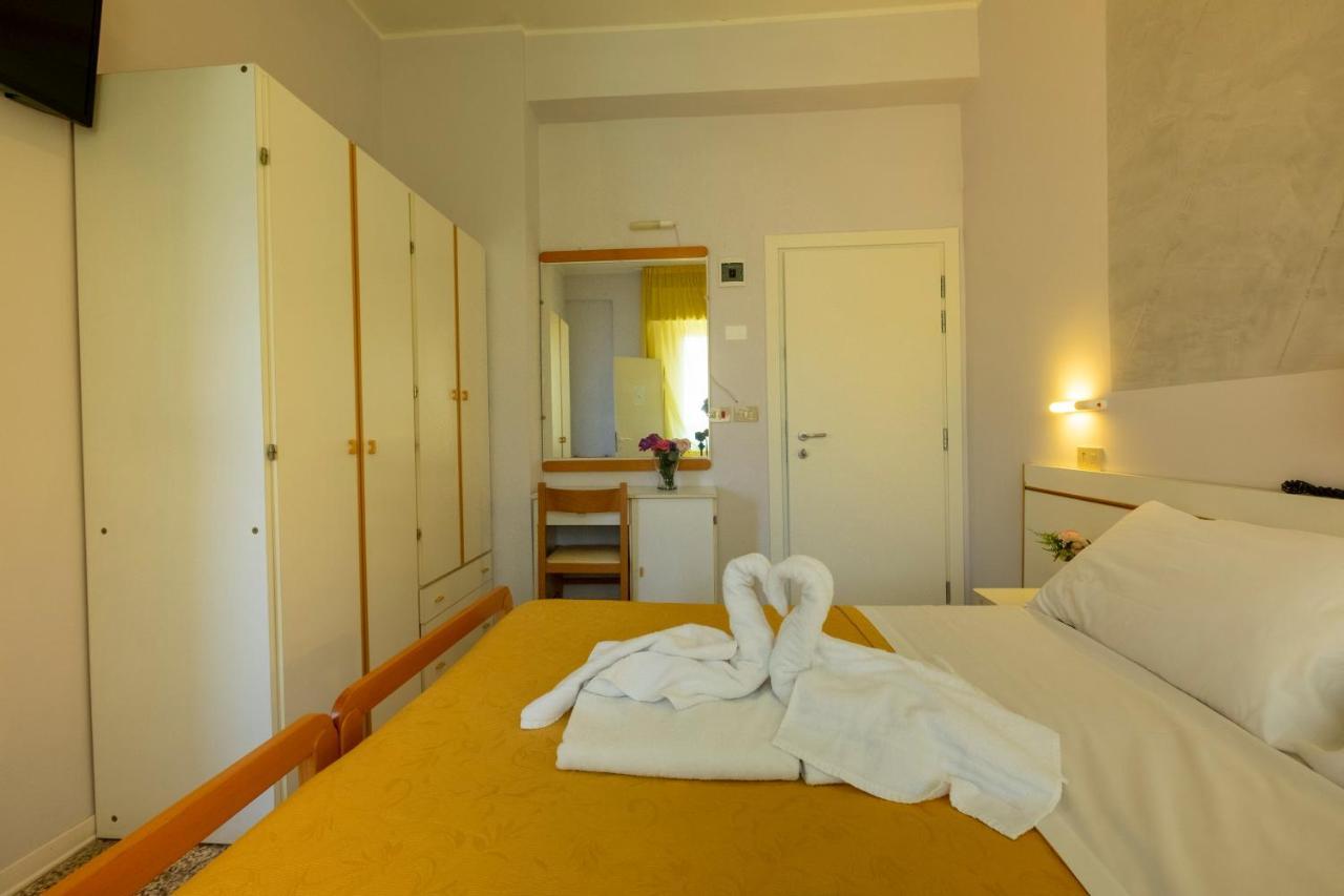 Hotel Giumer Rimini Exterior photo
