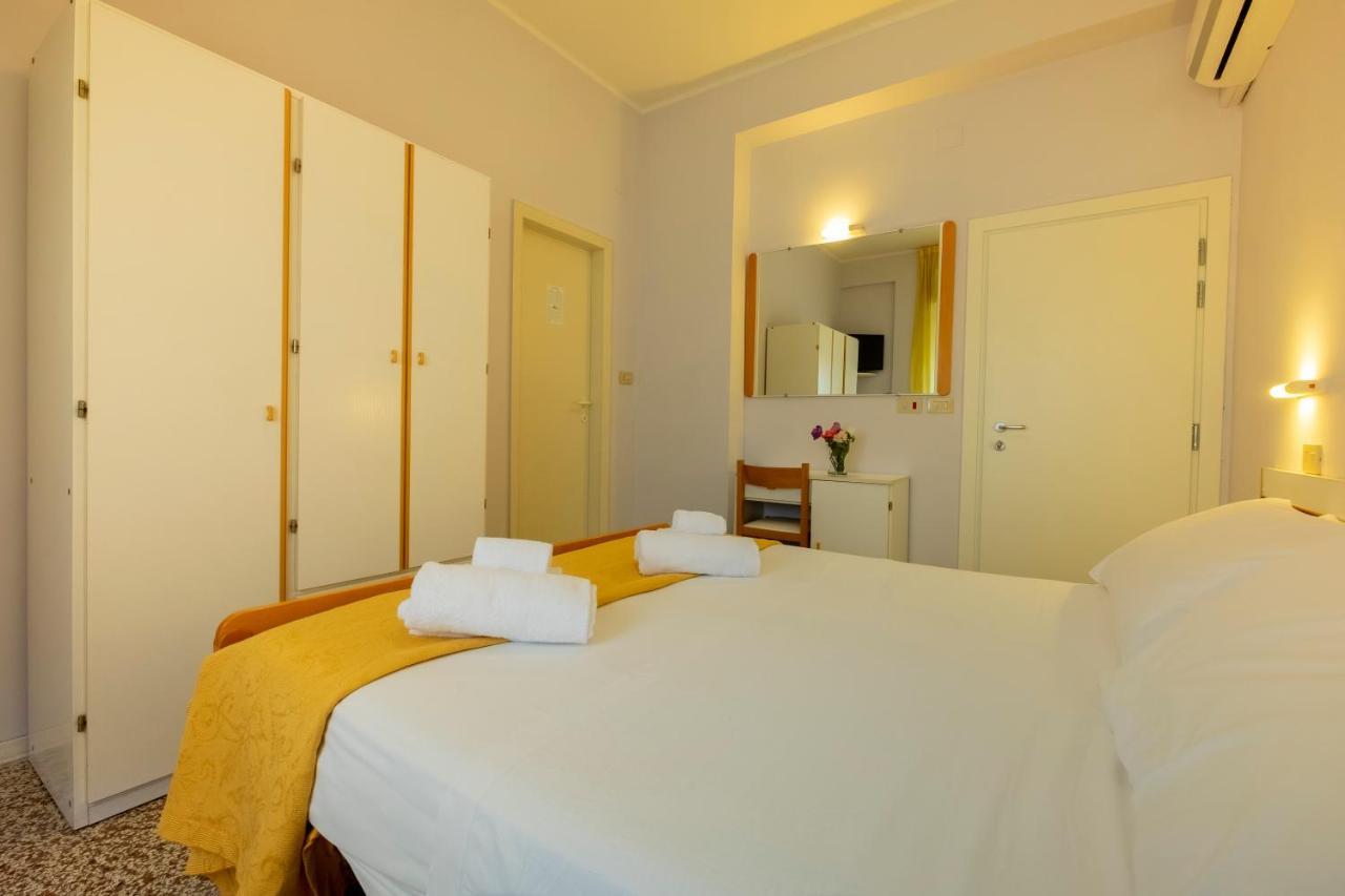 Hotel Giumer Rimini Exterior photo