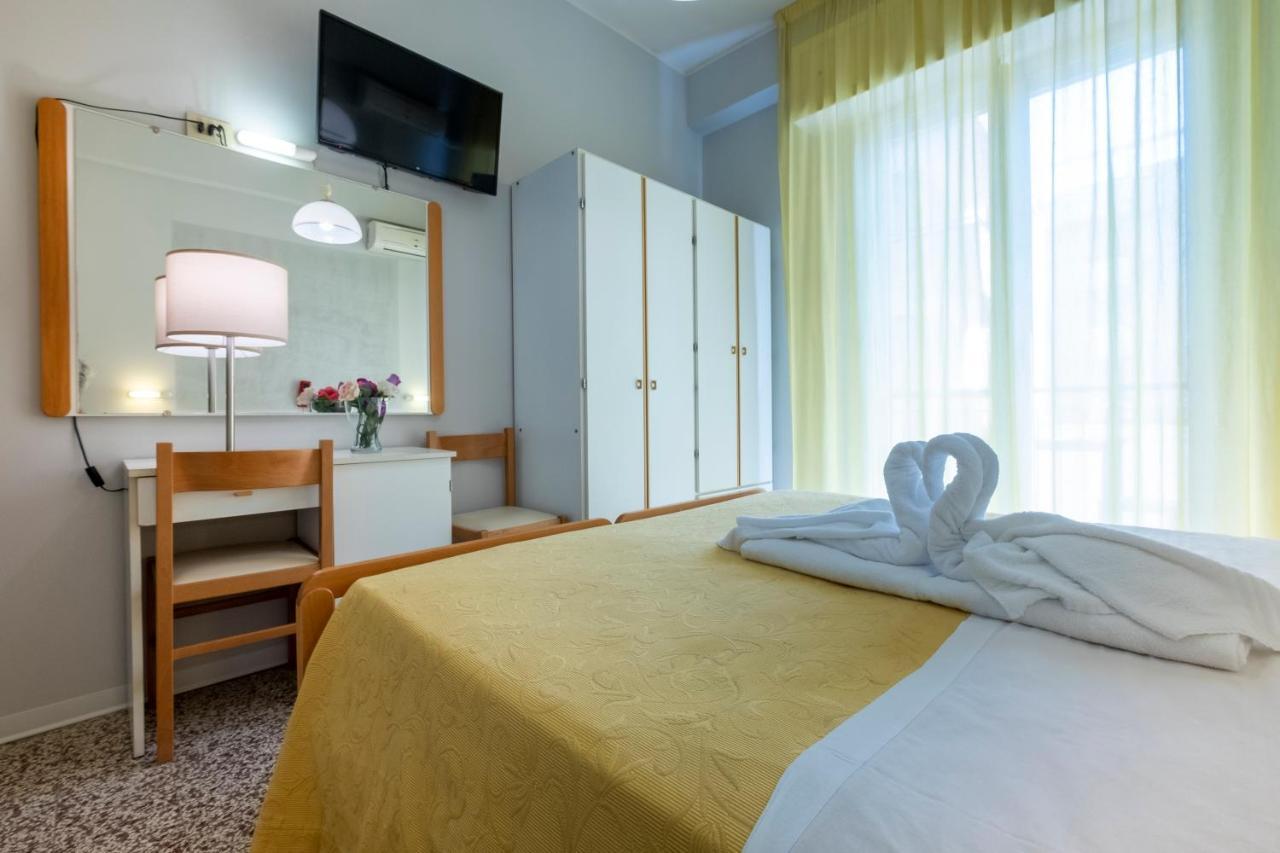Hotel Giumer Rimini Exterior photo