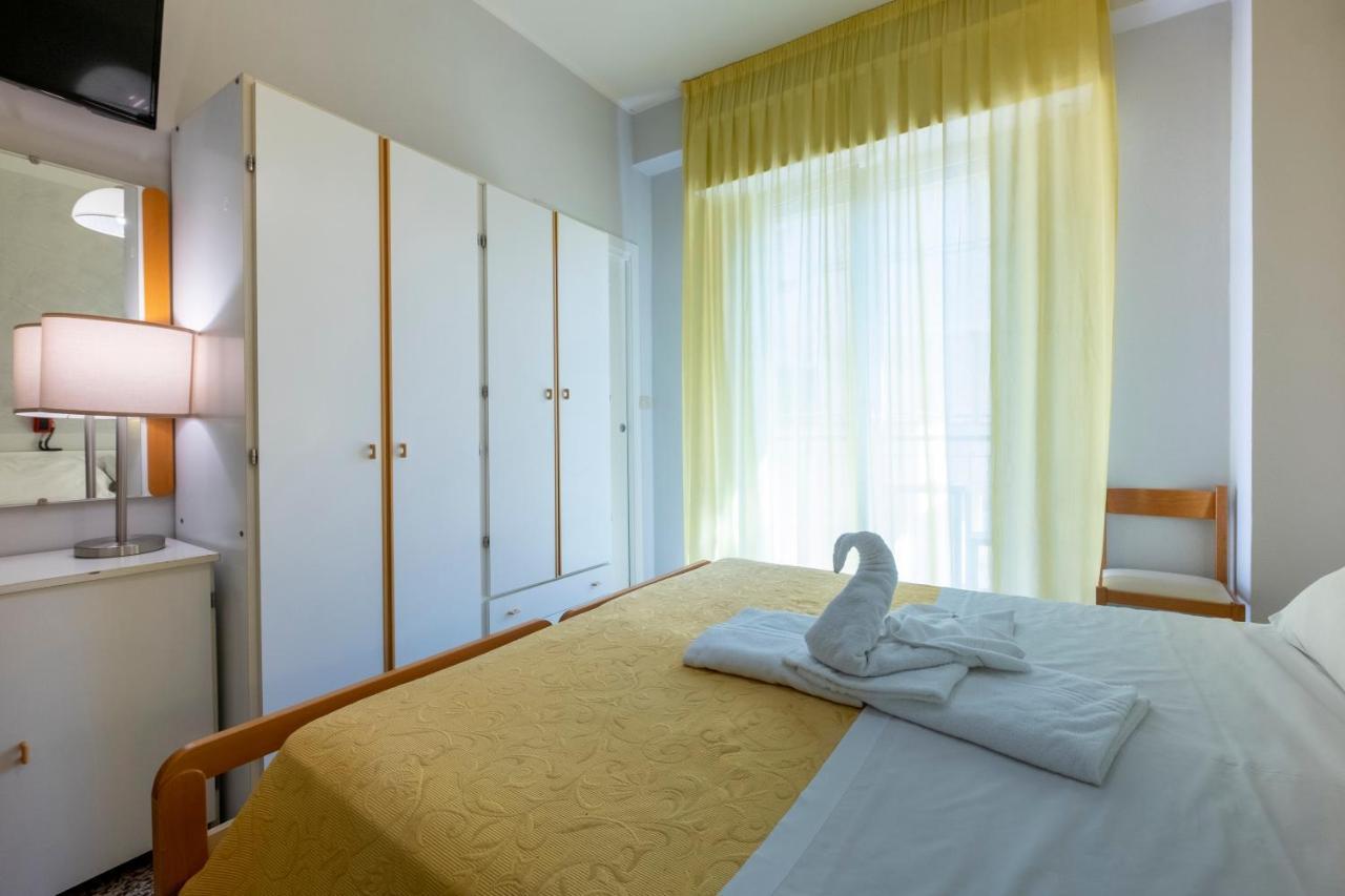 Hotel Giumer Rimini Exterior photo