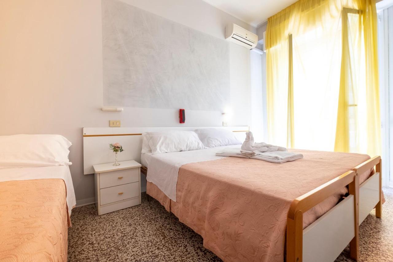 Hotel Giumer Rimini Exterior photo